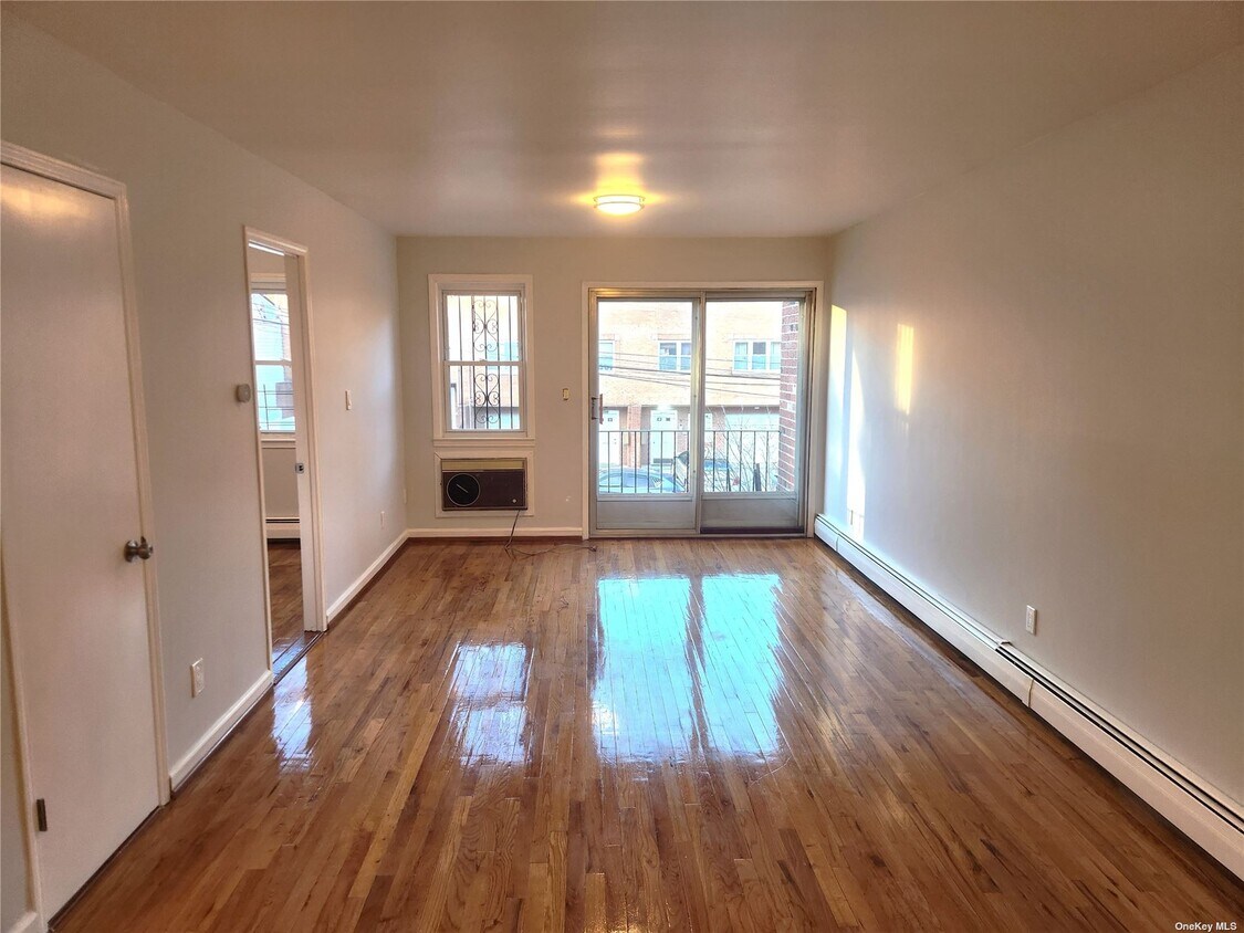 Foto principal - 90-32-90-83 83rd Ave