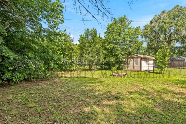 Building Photo - 4421 S Oak Ave