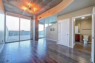 Building Photo - 5925 Almeda Rd