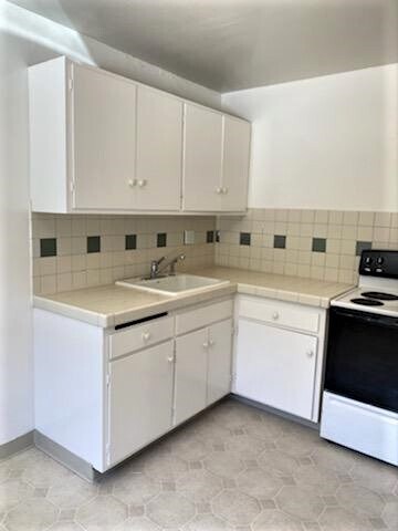 Kitchen - 2918 Deakin St