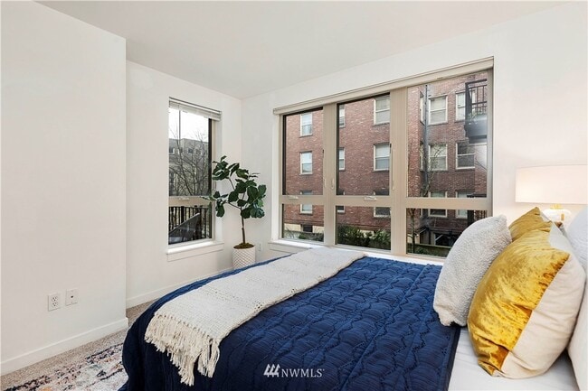 Bedroom - 1420 E Pine St