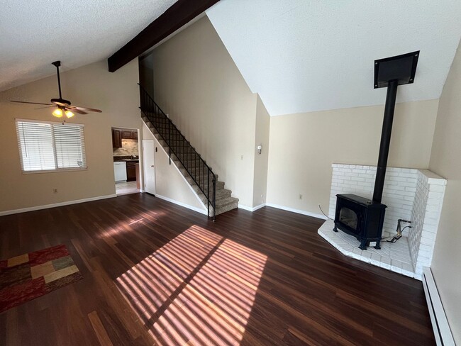 Building Photo - 2 Bed, 1.5 Bath home available now! Corner...