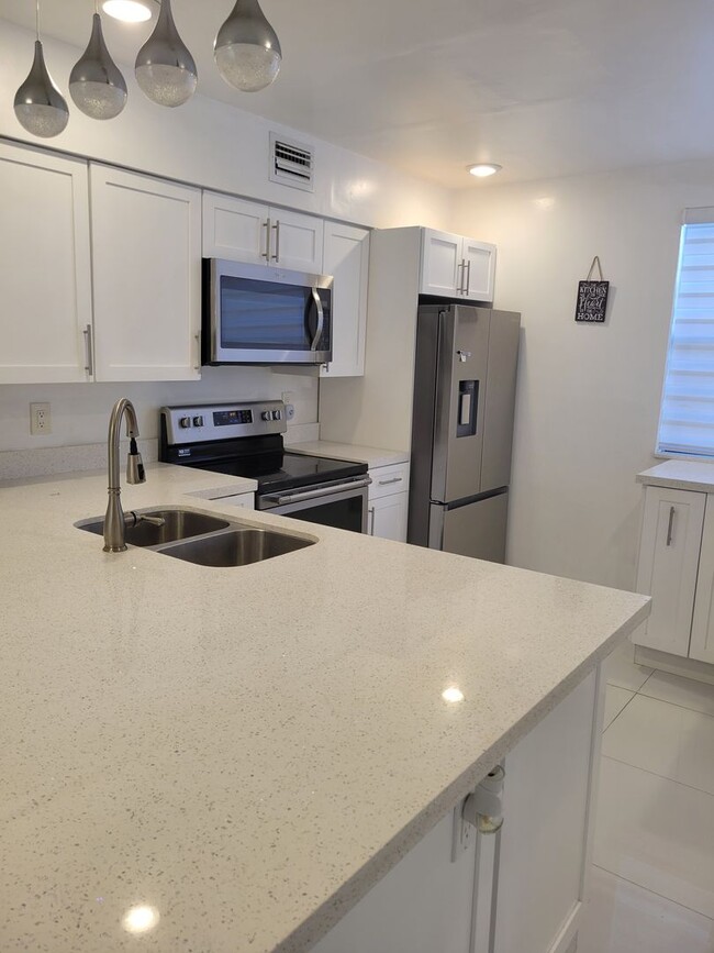 Building Photo - Beautifully renovated 2/2 condo in gated c...