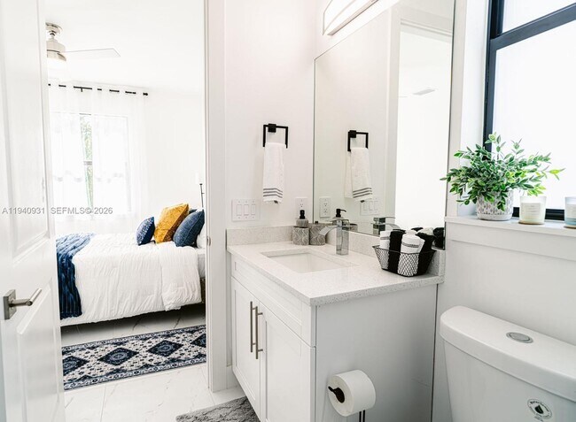 Building Photo - 1516-1518 W 12th St