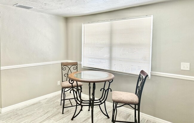 Foto del edificio - 1372 Browning St