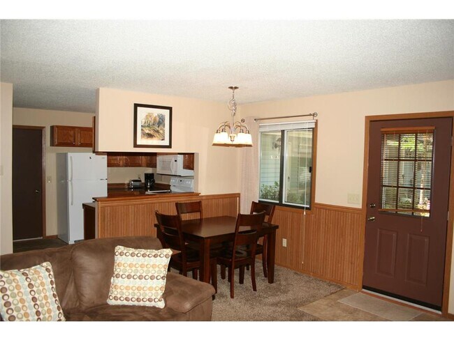 Foto del edificio - 1202 W Royal Oaks Dr