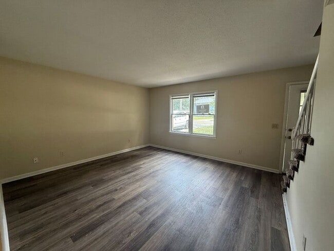 Building Photo - Two story duplex home! feels private like ...