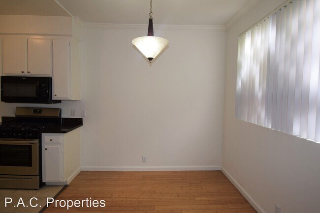 Building Photo - 2 br, 2 bath Apartment - 11107 La Maida St...