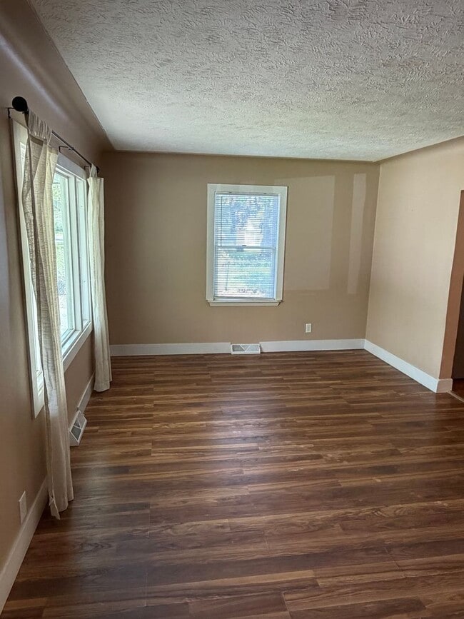 Building Photo - Secluded & Charming 3BR/1BA in Lansing — Section 8 Approved