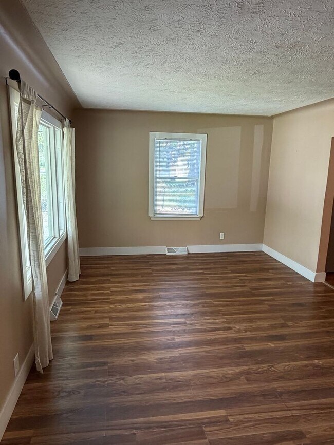 Foto del edificio - Secluded & Charming 3BR/1BA in Lansing — Section 8 Approved