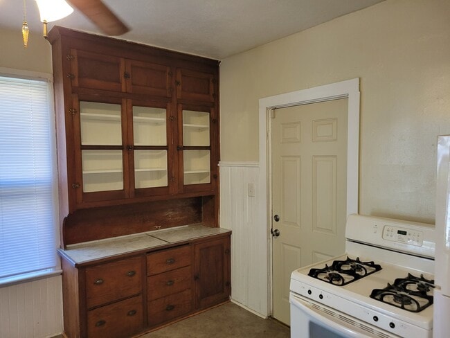 Built-In hutch in kitchen - 909 Kewaunee St