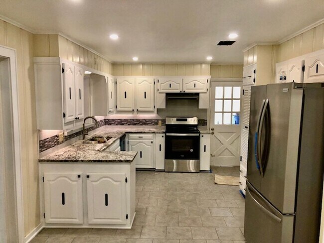 Foto del edificio - UPDATED IN BROADMOOR-BEAUTIFUL 4/3 CLOSE T...