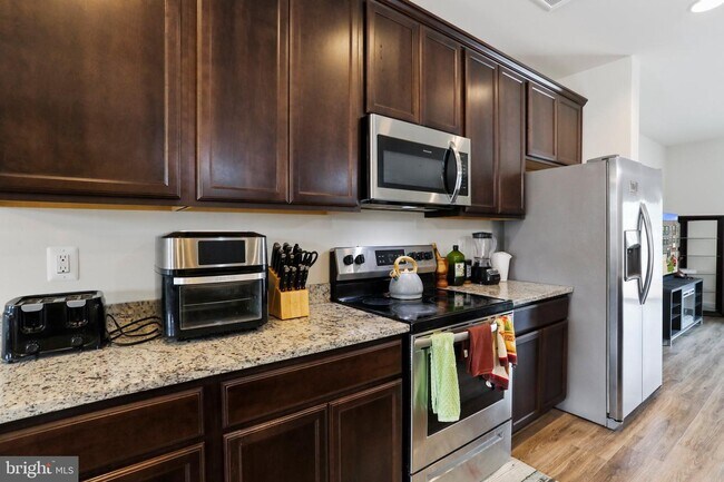 Building Photo - 2719 Town View Cir