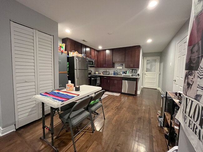 Foto del edificio - 2541 W Cortland St