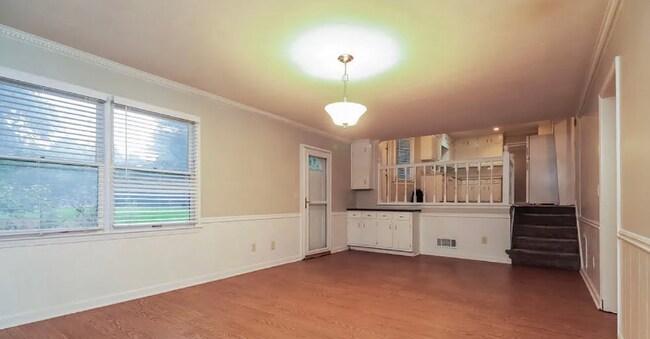 Building Photo - 564 Clubhouse Dr SE
