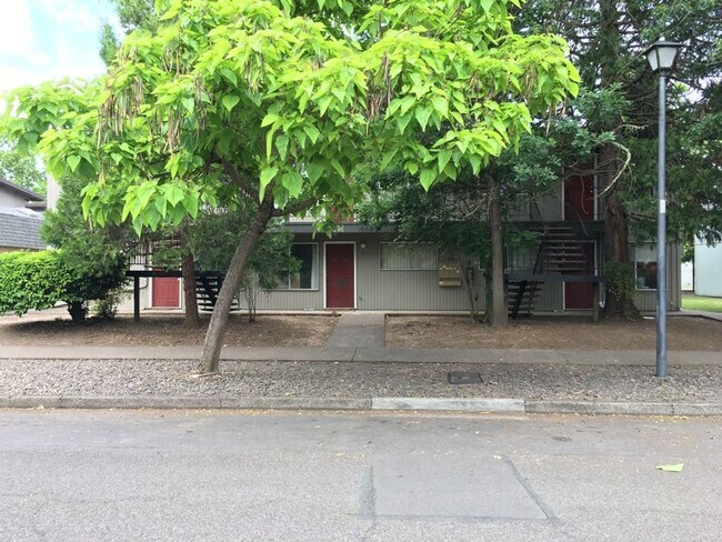 Foto del edificio - (CAM 9)  Very Nice Large 1 bed Apt - Close to U of O