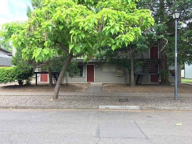 Building Photo - (CAM 9)  Very Nice Large 1 bed Apt - Close...