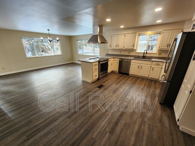 Building Photo - 508 E Maxine Ave