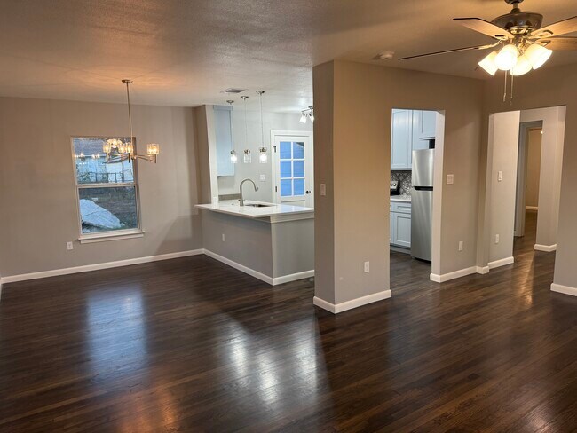 Foto del edificio - 415 W Mariposa Dr