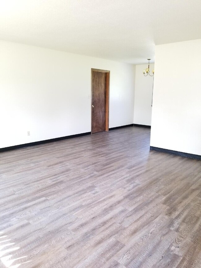 Building Photo - 2 bedroom duplex with garage ** Pets welcome