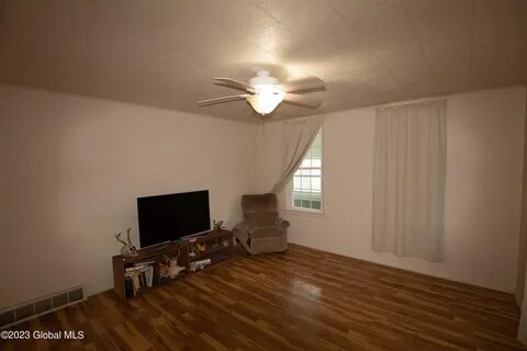 Foto del edificio - 74 W 8th Ave