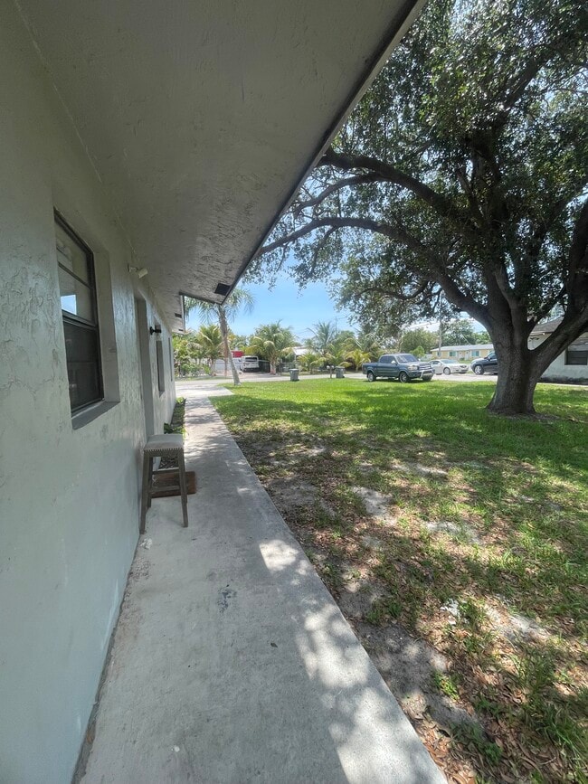 Building Photo - 1639 Barbarie Ln