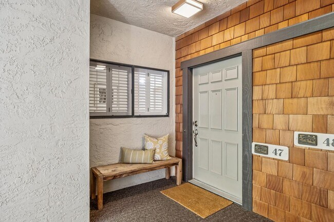 Foto del edificio - Elegant 2BR Condo with Golf Course Views i...