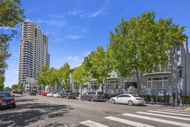 Building Photo - Modern 3 Bedroom Townhouse with Prime Location on Kettner Boulevard in San Diego