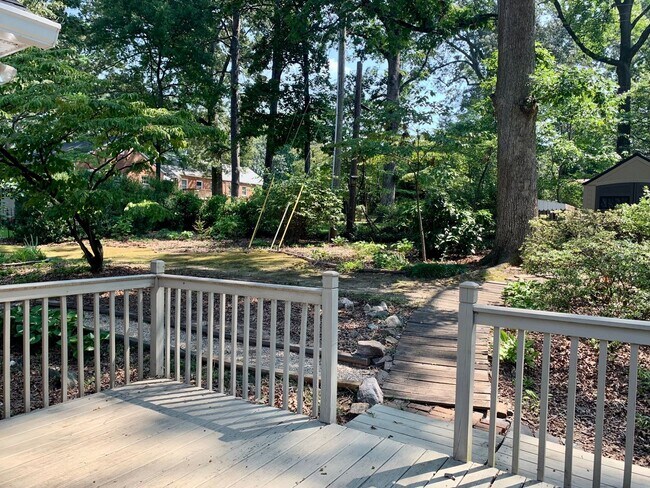 Foto del edificio - Spacious 3 Bedroom Near Grimsley High School