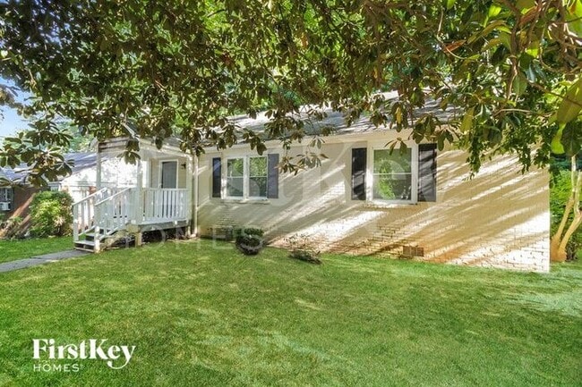 Building Photo - 1800 Oakmont Drive