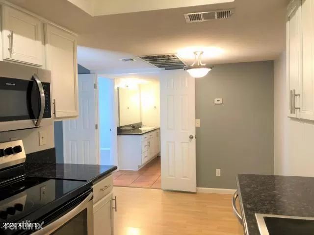 Building Photo - 1 br, 1 bath  - 740 W Elm St Unit 111