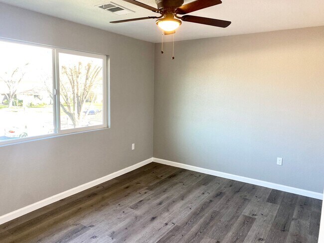 Building Photo - Beautifully Updated 2/1 in North Fresno