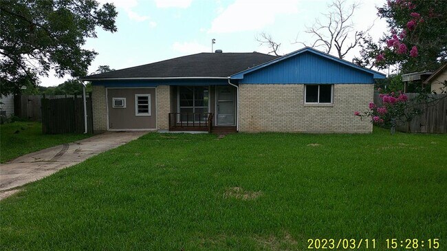 Building Photo - 131 Lakewood Dr