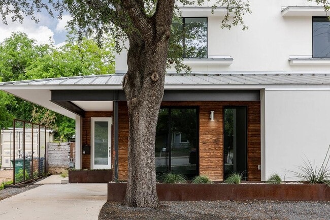 Foto del edificio - 1811 Justin Ln