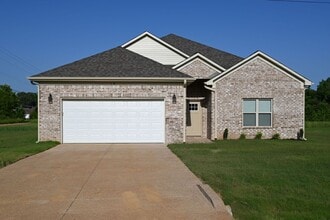 Building Photo - 60 Anna Ln