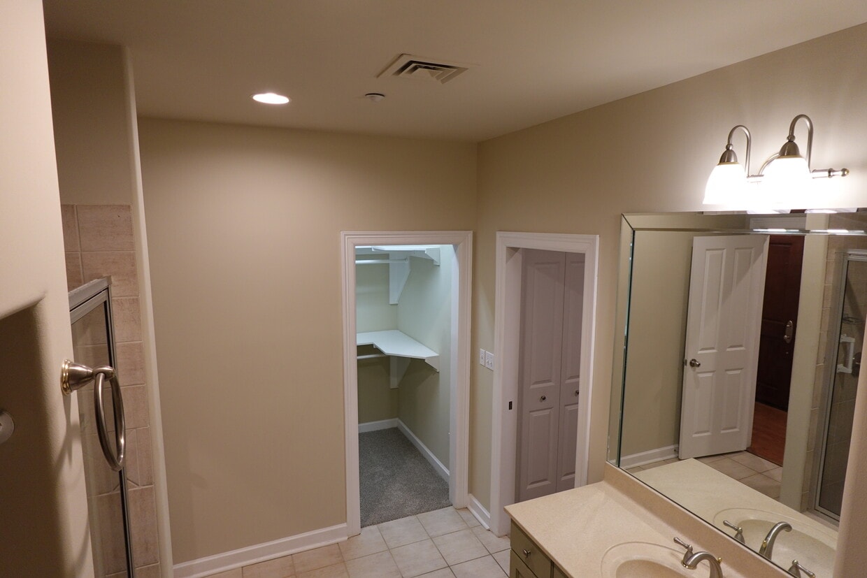 Primary Photo - 914 Main St