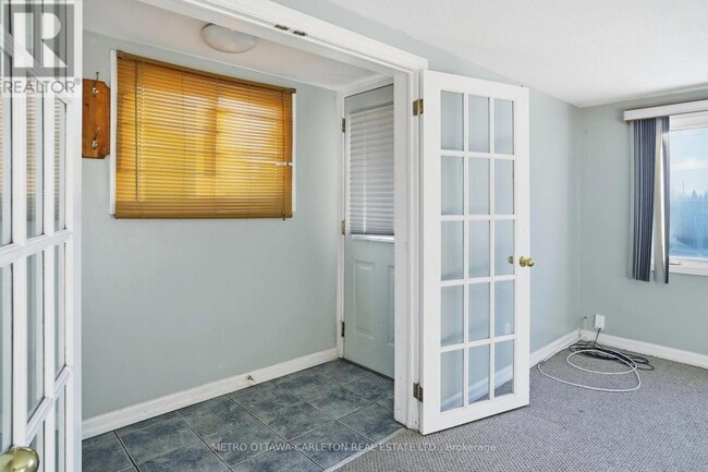 Building Photo - 704 Claude St