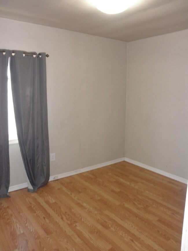 Building Photo - Convenient to West Salem shopping