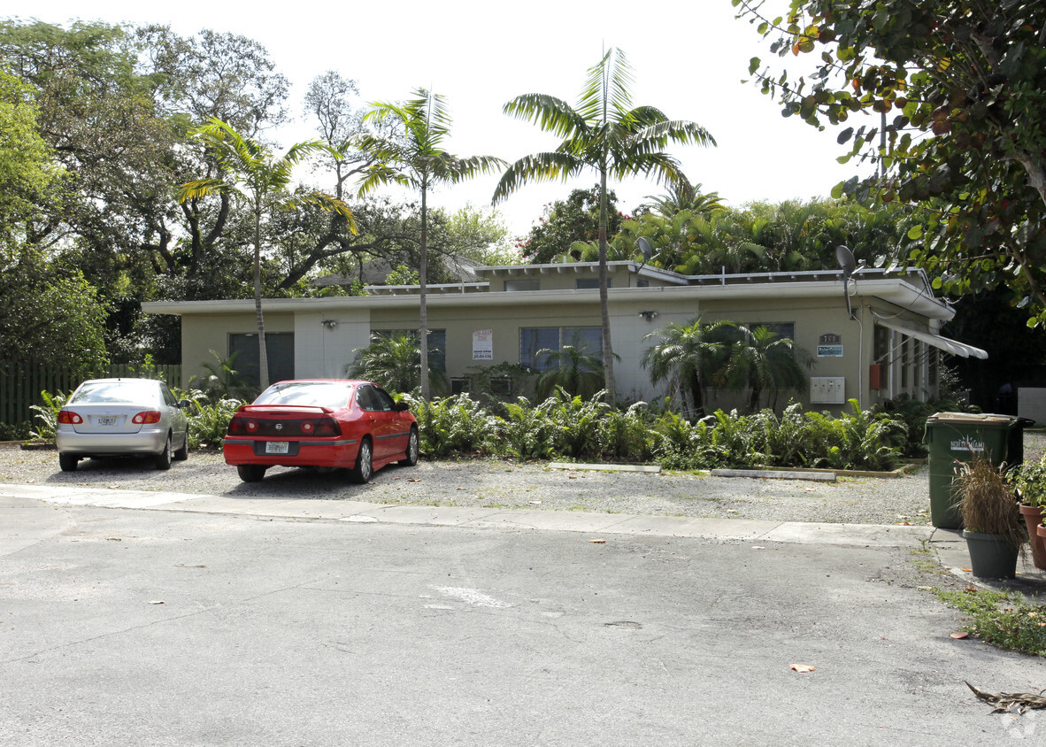 Building Photo - Palm Grove