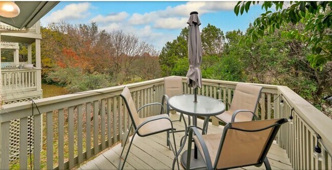 Foto del edificio - 4404 Travis Country Cir