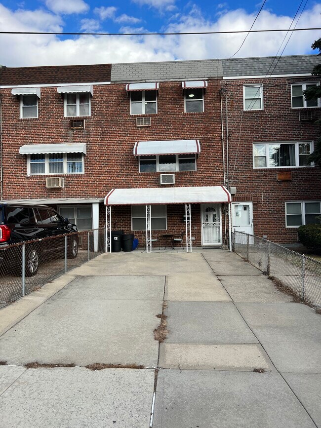 Building Photo - 4215 E Tremont Ave