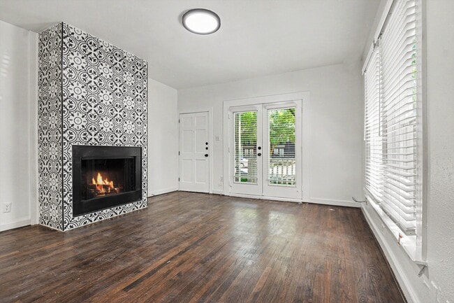 Photo - Bungalow- 915 House