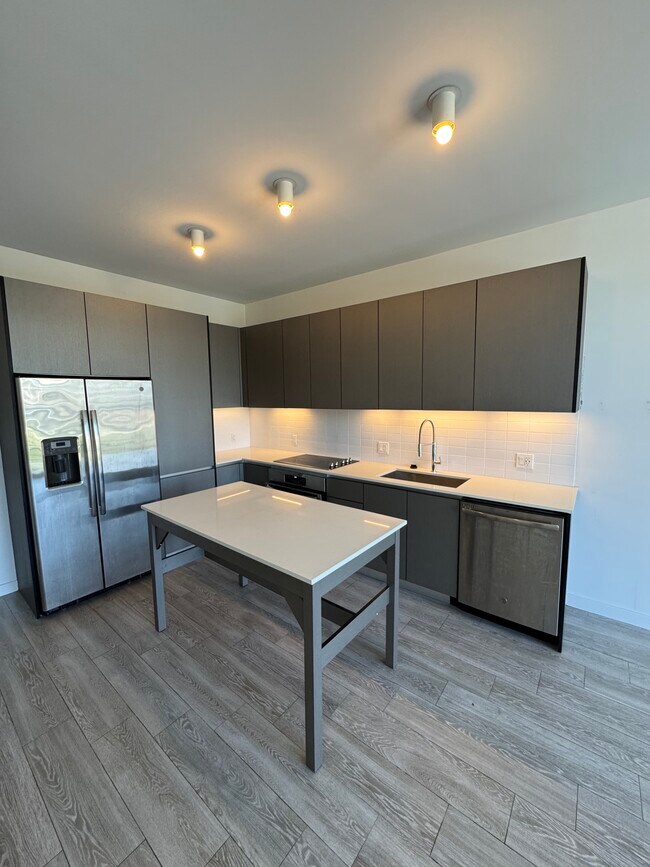 Cocina en forma de L con isla - 160 NW 27th St