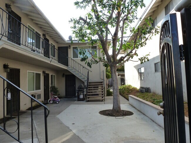 CORT YARD - 645 Scott Pl