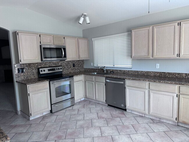 Foto del edificio - LOCATION!! 3 bed 2 bath single level home ...