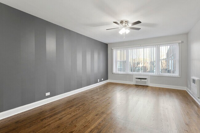Building Photo - 7634 N Eastlake Terrace
