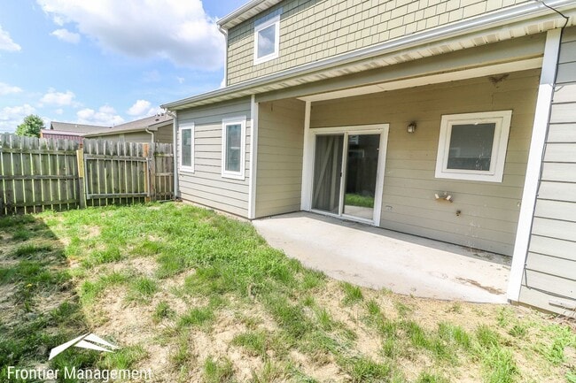 Building Photo - Amazing 3 bedroom 2.5 bathroom duplex in a quiet neighborhood!