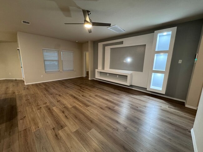 Building Photo - Cute & Cozy 3 Bdrm 2 Bath