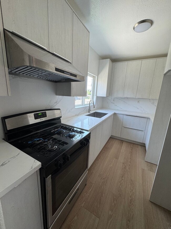 Building Photo - Newly Renovated 3 Bed, 3 Bath Ground Floor Unit in the Heart of Pomona; Modern, Efficient, and Mo...