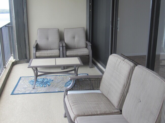 Foto del edificio - 132 Lakeshore Dr